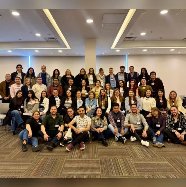 Fotografía del equipo de liderazgo LP 45 Prisma reunido en un salón
